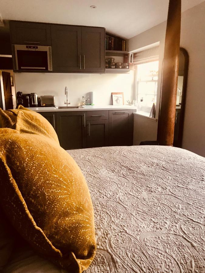 The Old Post Office Studio Apartment In A Beautiful Cotswold Village Cirencester Bagian luar foto