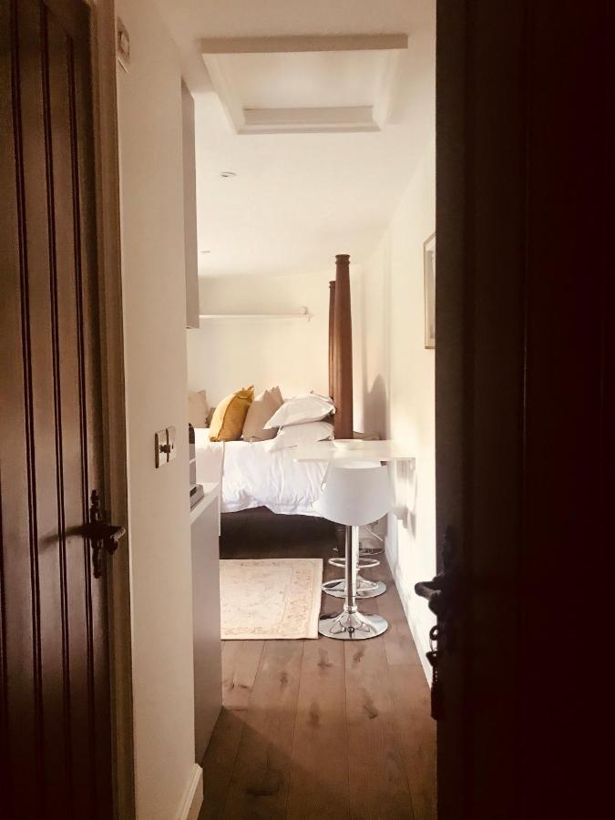 The Old Post Office Studio Apartment In A Beautiful Cotswold Village Cirencester Bagian luar foto