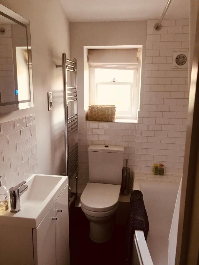 The Old Post Office Studio Apartment In A Beautiful Cotswold Village Cirencester Bagian luar foto
