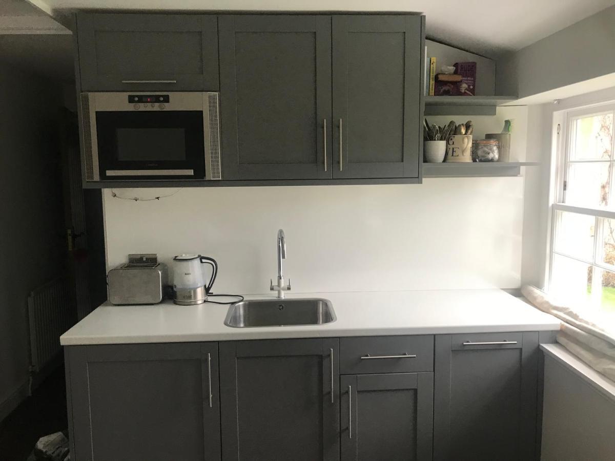 The Old Post Office Studio Apartment In A Beautiful Cotswold Village Cirencester Bagian luar foto